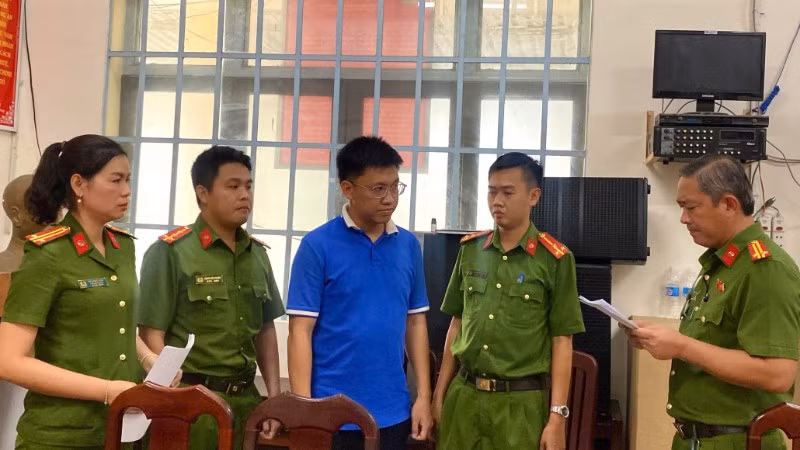 Đối tượng Nguyễn Anh Tiến bị khởi tố, bắt tạm giam ngày 12/5/2026.