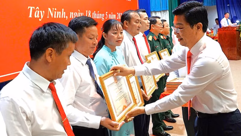 Ủy viên Trung ương Đảng, Phó Bí thư Thường trực Tỉnh ủy, Chủ tịch Hội đồng nhân dân tỉnh Tây Ninh Nguyễn Mạnh Hùng trao bằng khen cho các cá nhân.