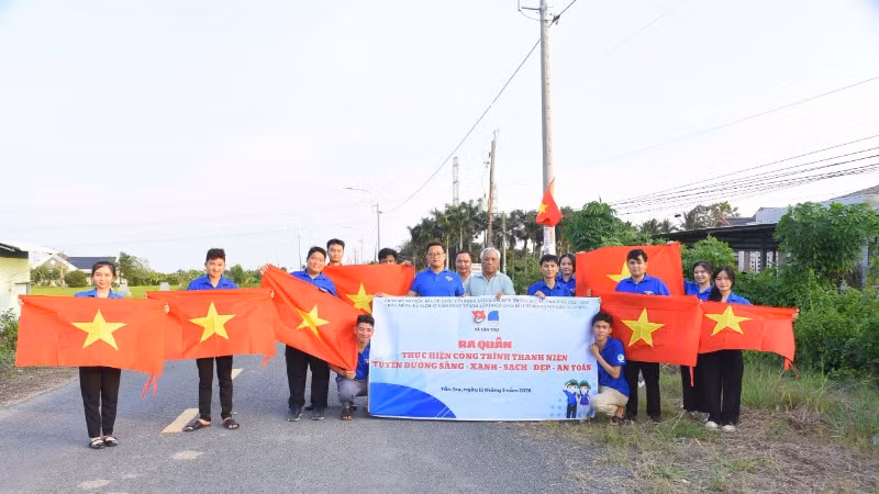 Thanh niên xã Tân Trụ thực hiện công trình sáng-xanh-sạch-đẹp-an toàn.