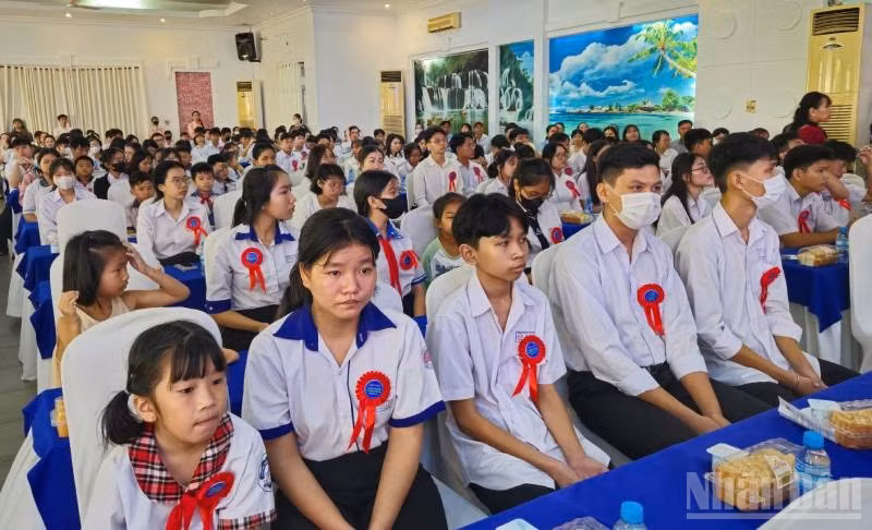 Con đoàn viên công đoàn vượt khó, học giỏi dự hội nghị tuyên dương.