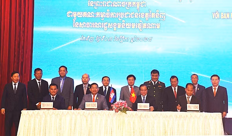 Lãnh đạo tỉnh Tây Ninh và các tỉnh Svayrieng, Prayveng, TboungKhmum chứng kiến lễ ký kết biên bản thỏa thuận giao thương biên mậu.