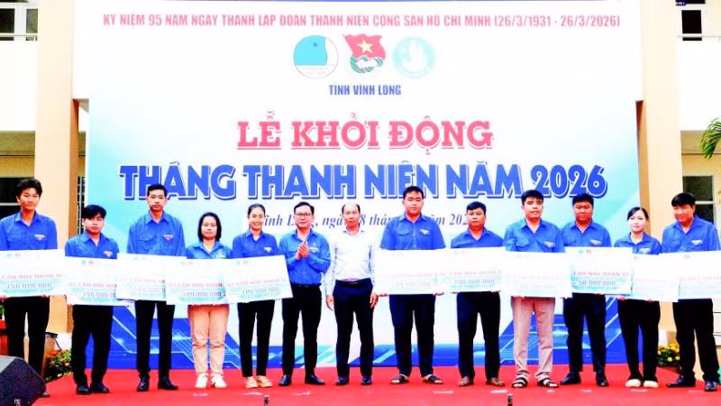 Tỉnh đoàn Vĩnh Long trao nhà nhân ái cho người dân.