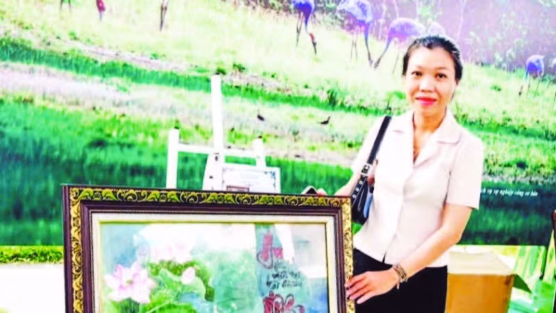 Chị Diệu Liên đam mê sáng tác tranh trên lá sen.
