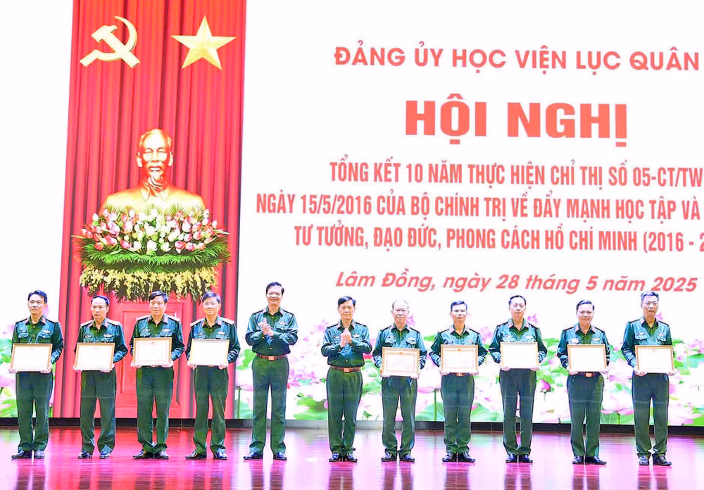Đảng ủy Học viện Lục quân trao Bằng khen, Giấy khen tặng các tập thể, cá nhân đạt thành tích xuất sắc trong thực hiện Chỉ thị số 05.