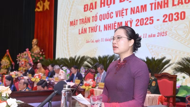 Đồng chí Hà Thị Nga, Ủy viên Trung ương Đảng, Phó Chủ tịch Trung ương Mặt trận Tổ quốc Việt Nam phát biểu chỉ đạo Đại hội.
