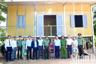 Ban Chỉ đạo xóa nhà tạm, nhà dột nát tỉnh Quảng Trị đến thăm và tặng quà chúc mừng các hộ gia đình nghèo ở huyện Hướng Hóa được hỗ trợ xây dựng nhà mới.