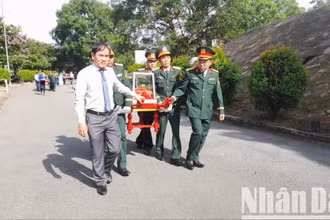 Đưa hài cốt liệt sĩ đến nơi an táng tại Nghĩa trang liệt sĩ huyện Hướng Hóa.