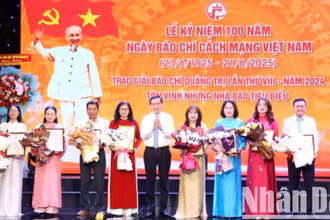 Bí thư Tỉnh ủy Nguyễn Long Hải trao giải A các tác giả, nhóm tác giả.