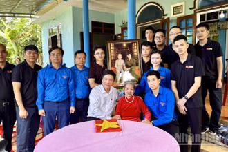 Đoàn công tác Trung ương Đoàn Thanh niên Cộng sản Hồ Chí Minh kính tặng Mẹ Lê Thị Mót những bức ảnh, đoạn phim tái hiện hình ảnh Mẹ bên người con trai duy nhất, được thực hiện bằng công nghệ trí tuệ nhân tạo.