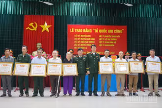 Đại diện Bộ tư lệnh Quân khu 4, Bộ Chỉ huy quân sự tỉnh Quảng Trị trao bằng "Tổ quốc ghi công" của Thủ tướng Chính phủ cho thân nhân các liệt sĩ.