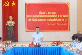 Bí thư Tỉnh ủy Quảng Trị Lê Ngọc Quang làm việc với Đảng ủy đặc khu Cồn Cỏ.
