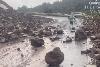 Sạt lở đất tại Km 8, Quốc lộ 15D gây ách tắc giao thông. (Ảnh: Đồn Biên phòng cửa khẩu quốc tế La Lay)