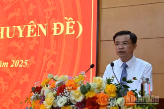 Đồng chí Bế Thanh Tịnh, Chủ tịch Hội đồng nhân dân tỉnh Cao Bằng phát biểu ý kiến tại kỳ họp.