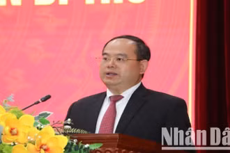 Đồng chí Quản Minh Cường, Bí thư Tỉnh ủy Cao Bằng phát biểu ý kiến tại hội nghị.