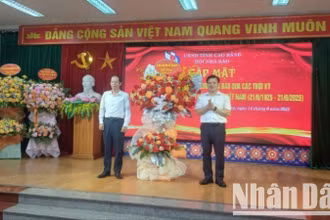Lãnh đạo Ủy ban nhân dân tỉnh Cao Bằng tặng hoa chúc mừng các thế hệ người làm báo tỉnh Cao Bằng.