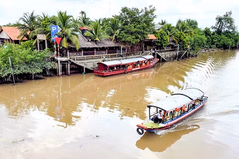 Du khách tham quan du lịch tại xã cù lao An Bình, tỉnh Vĩnh Long. (Ảnh: BÁ DŨNG)