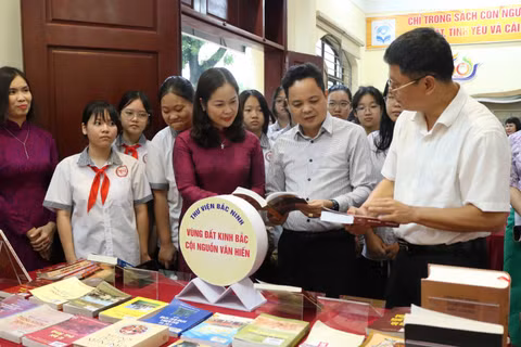 Các đại biểu tham quan, tìm hiểu không gian trưng bày tại Thư viện Bắc Ninh. (Ảnh: A.T)