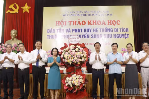 Các đồng chí lãnh đạo tỉnh tặng hoa chúc mừng Hội thảo khoa học. (Ảnh: A.T)