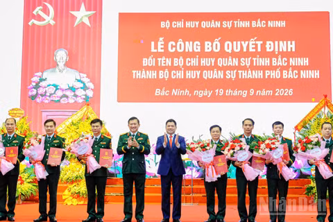 Lãnh đạo Quân khu 1 và thành phố Bắc Ninh trao Quyết định và tặng hoa chúc mừng Bộ Chỉ huy Quân sự thành phố Bắc Ninh. (Ảnh: A.T).