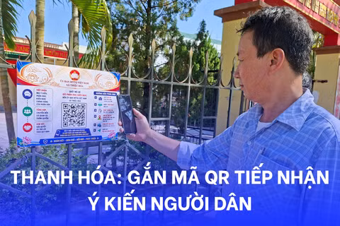 Người dân phường Hạc Thành, tỉnh Thanh Hóa đóng góp ý kiến qua quét mã QR. (Ảnh: BÙI THÁI BÌNH)