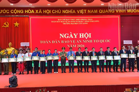 Bộ Công an Khen thưởng các cá nhân thực hiện tốt ngày hội tại Trường đại học Cửu Long. (Ảnh: BÁ DŨNG)