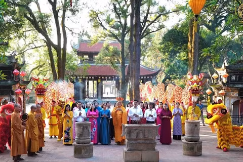 Các đại biểu thực hiện nghi lễ dâng hương tại chùa Côn Sơn.