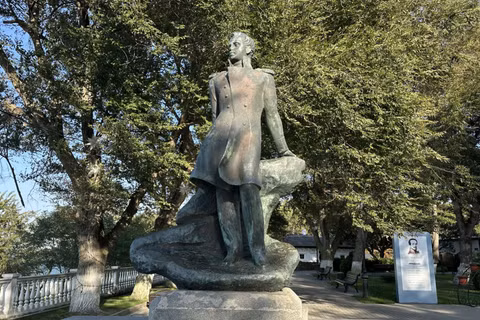 Tượng đài Lermontov ở Taman. (Ảnh: THÙY VÂN)