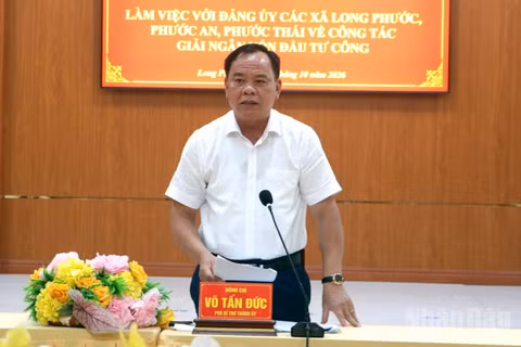Phó Bí thư Thành ủy Đồng Nai Võ Tấn Đức phát biểu chỉ đạo tại buổi làm việc với Đảng ủy ba xã Long Phước, Phước Thái và Phước An. (Ảnh: TV)