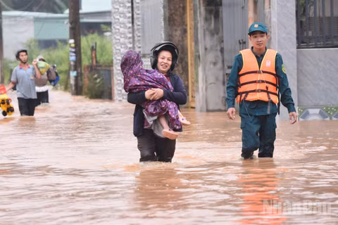 Cuộc sống người dân phường Phước Tân bị đảo lộn do ngập nước sâu ngày 11/9.