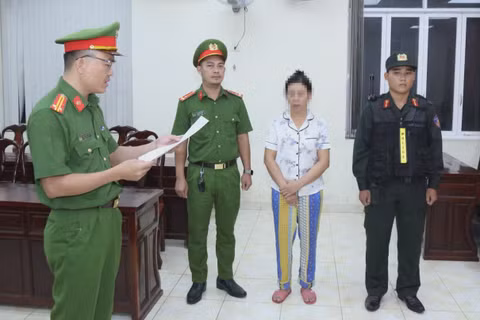 Lực lượng Cơ quan Cảnh sát điều tra Công an thành phố Đồng Nai thi hành lệnh khởi tố bị can. (Ảnh: Công an thành phố Đồng Nai)