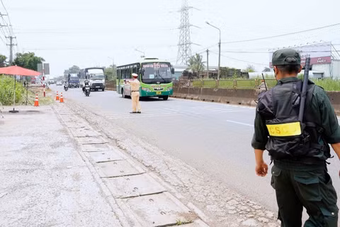 Lực lượng Cục Cảnh sát giao thông và Phòng Cảnh sát giao thông Công an thành phố Đồng Nai tuần tra, kiểm soát trên tuyến Quốc lộ 1A. (Ảnh: Thanh Hiên)
