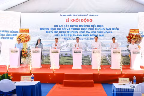 Bộ trưởng Giáo dục và Đào tạo Hoàng Minh Sơn, Bí thư Thành ủy Đồng Nai Vũ Hồng Văn và các đại biểu thực hiện nghi thức khởi động dự án. (Ảnh: THIÊN VƯƠNG)