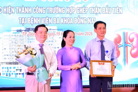 Giám đốc Sở Y tế Đồng Nai Đỗ Thị Nguyên tặng giấy khen cho Bệnh viện đa khoa Đồng Nai vì có thành tích trong quá trình chuẩn bị, phối hợp và thực hiện thành công ca ghép thận đầu tiên. (Ảnh: THIÊN VƯƠNG)