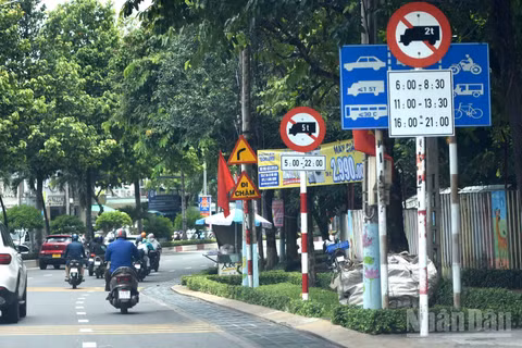 Biển cấm xe tải các khung giờ trên đường Đồng Khởi, thành phố Đồng Nai. (Ảnh: THIÊN VƯƠNG)