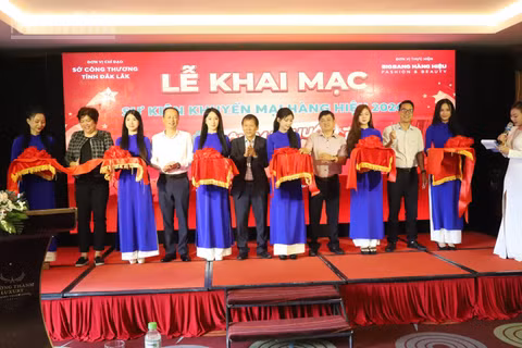 Các đại biểu cắt băng khai mạc chương trình khuyến mại hàng hiệu Buôn Ma Thuột Mega Sale 2026. (Ảnh: CÔNG LÝ)