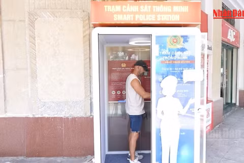 [Video] Ra mắt thí điểm trạm Cảnh sát thông minh hỗ trợ trình báo, gọi SOS 24/7