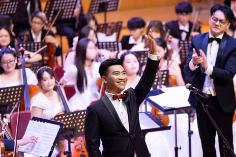 Nguyễn Khắc Hòa trong một chương trình biểu diễn của Nhà hát Nhạc Vũ kịch Việt Nam. (Ảnh: HAA)