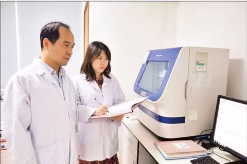 Giáo sư, Tiến sĩ Nguyễn Huy Hoàng chia sẻ với đồng nghiệp về những nguyên nhân gây bệnh vảy cá Harlequin ở trẻ sơ sinh. (Ảnh: MINH ĐỨC)