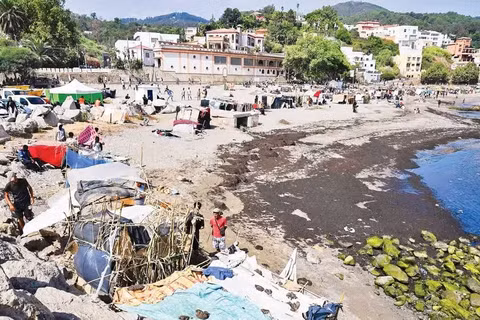 Người di cư bất hợp pháp dựng lều tạm ở Ceuta, Tây Ban Nha. (Ảnh: TÂN HOA XÃ)
