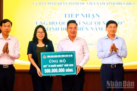 Đại diện lãnh đạo Ngân hàng Chính sách-Xã hội trao 500 triệu đồng ủng hộ Quỹ "Vì người nghèo" tỉnh Điện Biên năm 2026. (Ảnh: LÊ LAN)