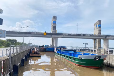 Vận hành âu thuyền cống Cái Lớn nhằm bảo đảm giao thông thủy khi đóng cửa van cống từ ngày 9/11. (Ảnh: ANH TRƯỜNG)