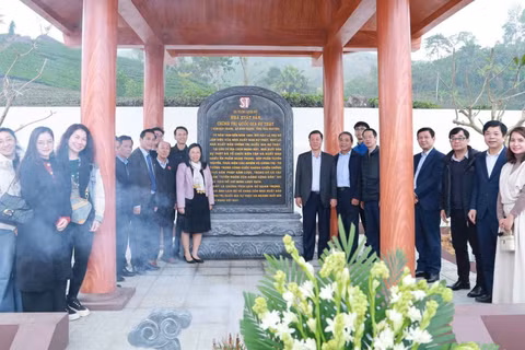Lãnh đạo, cán bộ, viên chức, người lao động Nhà xuất bản Chính trị quốc gia Sự thật chụp ảnh lưu niệm tại Di tích lịch sử Địa điểm làm việc của Nhà xuất bản tại xóm Cây Hồng (1947-1950), xã Bình Thành, tỉnh Thái Nguyên. (Ảnh: NXB)