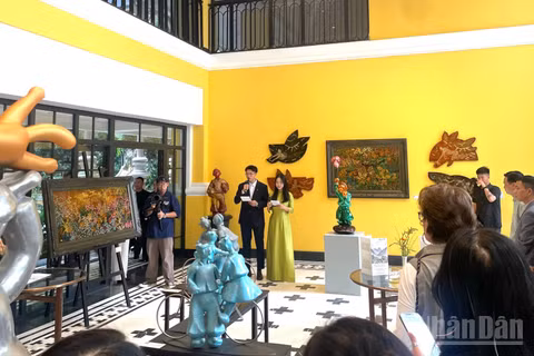 Khai mạc triển lãm "Trên núi-Dưới đồi" tại MGallery Collection. (Ảnh: NGỌC LIÊN)