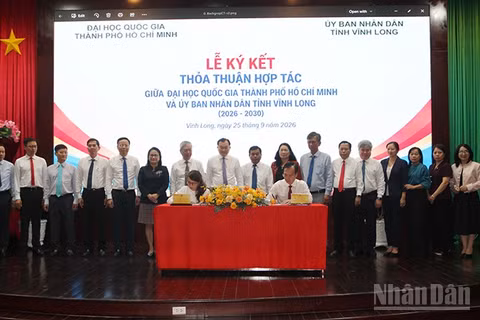 Lãnh đạo Ủy ban nhân dân tỉnh, đại diện đoàn công tác Đại học Quốc gia Thành phố Hồ Chí Minh ký thỏa thuận hợp tác. (Ảnh: MINH KHỞI)