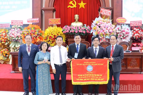 Liên hiệp các tổ chức hữu nghị Việt Nam tặng cờ tại Đại hội. (Ảnh: NGUYỄN SỰ)