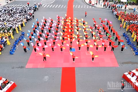 Quang cảnh Chương trình "Cùng Việt Nam tiến bước" tại Vĩnh Long. (Ảnh: BÁ DŨNG)