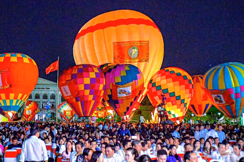 Quảng trường Hùng Vương (phường Bạc Liêu, tỉnh Cà Mau) thu hút đông đảo lượng khách trong dịp diễn ra lễ hội khinh khí cầu. (Ảnh: HỮU TÙNG)