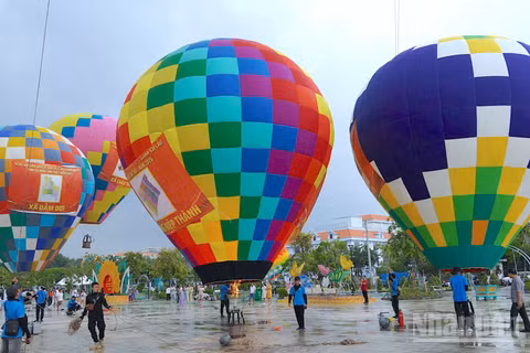 Hoạt động trình diễn khinh khí cầu tại Quảng trường Hùng Vương (phường Bạc Liêu, tỉnh Cà Mau) trong khuôn khổ Lễ hội Khinh khí cầu và Ngày hội Văn hóa di sản năm 2026. (Ảnh: HỮU TÙNG)