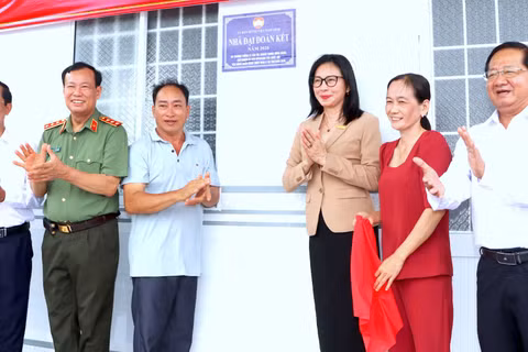 Thượng tướng Lê Tấn Tới (thứ 2 từ trái sang) cùng đại diện cấp ủy, chính quyền tỉnh Cà Mau thực hiện nghi thức kéo băng khánh thành nhà Đại đoàn kết tại hộ ông Nguyễn Phi Lâm, ngụ ấp Nhà Phấn, xã Lương Thế Trân. (Ảnh: Bích Ngân)