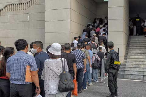 Dòng người bị hại đến tòa. (Ảnh: M.H)